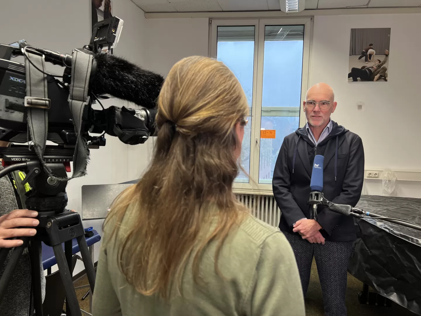 HfMDK-Präsident Prof. Elmar Fulda im Interview mit einer Journalistin vom Hessischen Rundfunk.