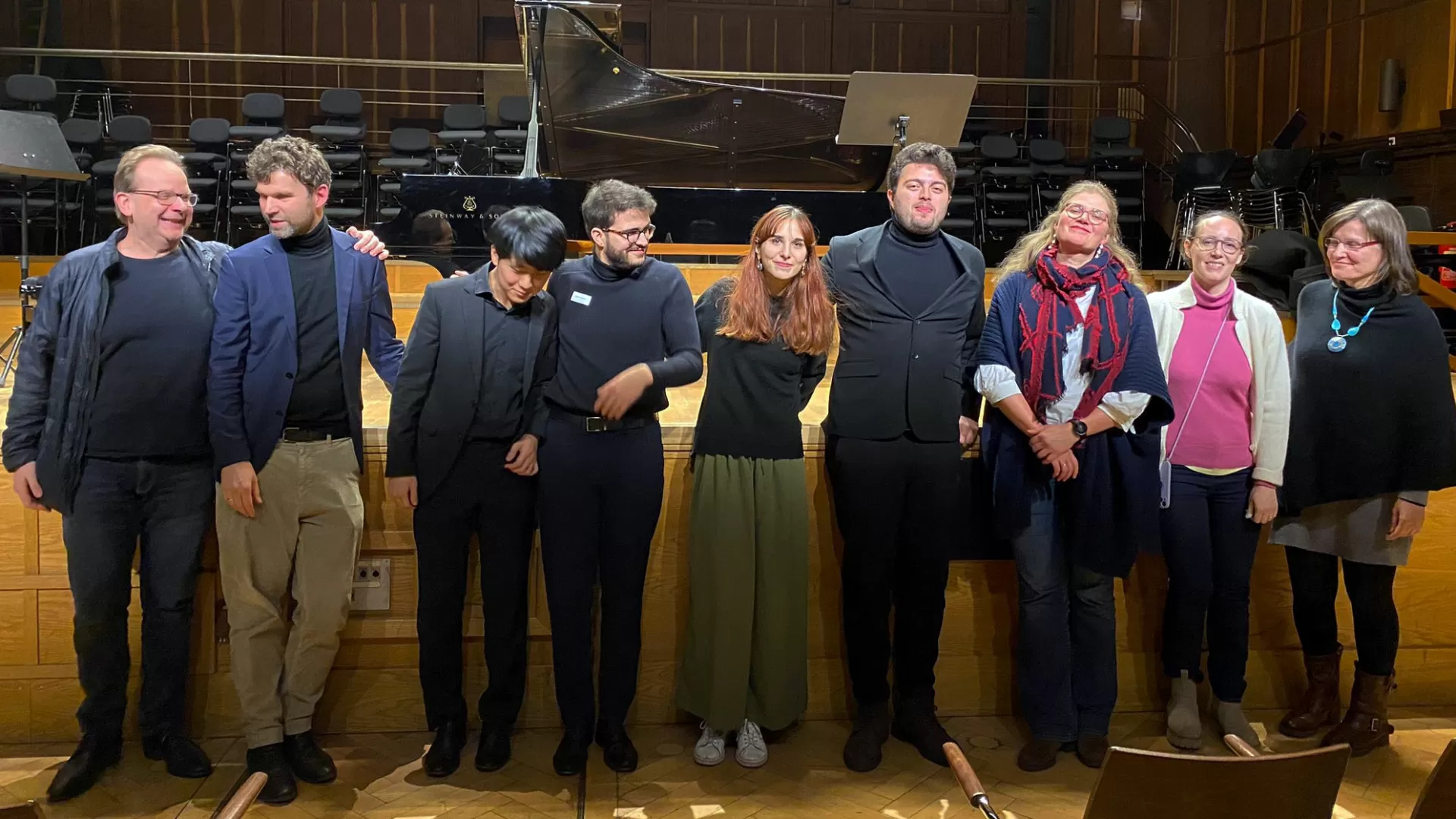 Schnappschuss der Preisträger*innen des Dialog-Wettbewerbs 2023 mit der Jury