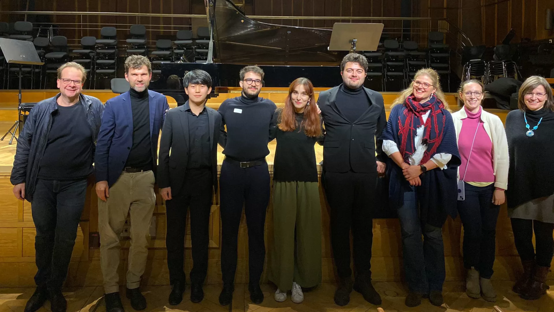 Schnappschuss der Preisträger*innen des Dialog-Wettbewerbs 2023 mit der Jury