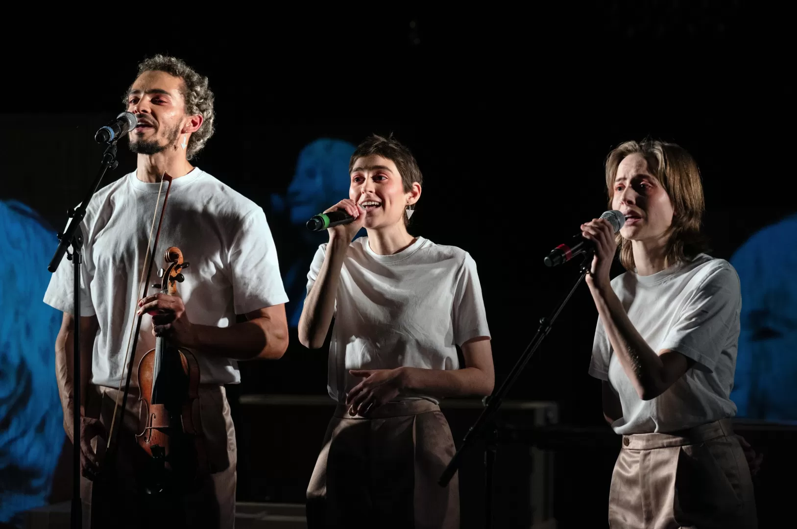 Drei Personen, singend.