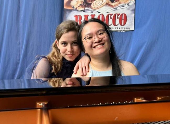 Evgeniya Povolotskaya und Sonja Wang am Klavier