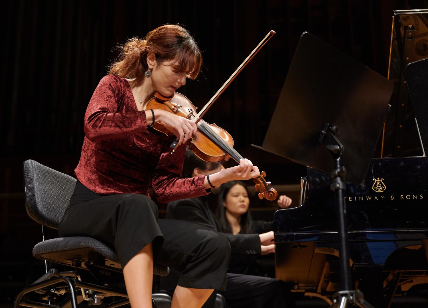 Polytechnischer Wettbewerb 2023 - eine Violinistin spielt auf der Bühne.