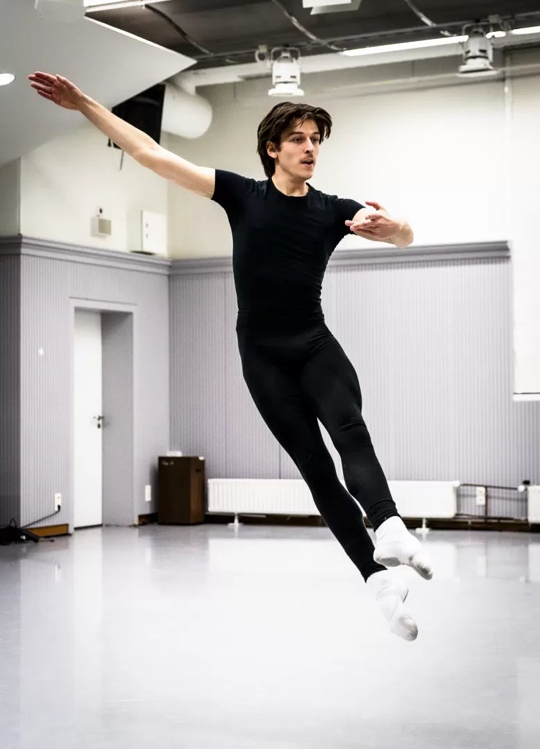 Ein Tänzer im Sprung