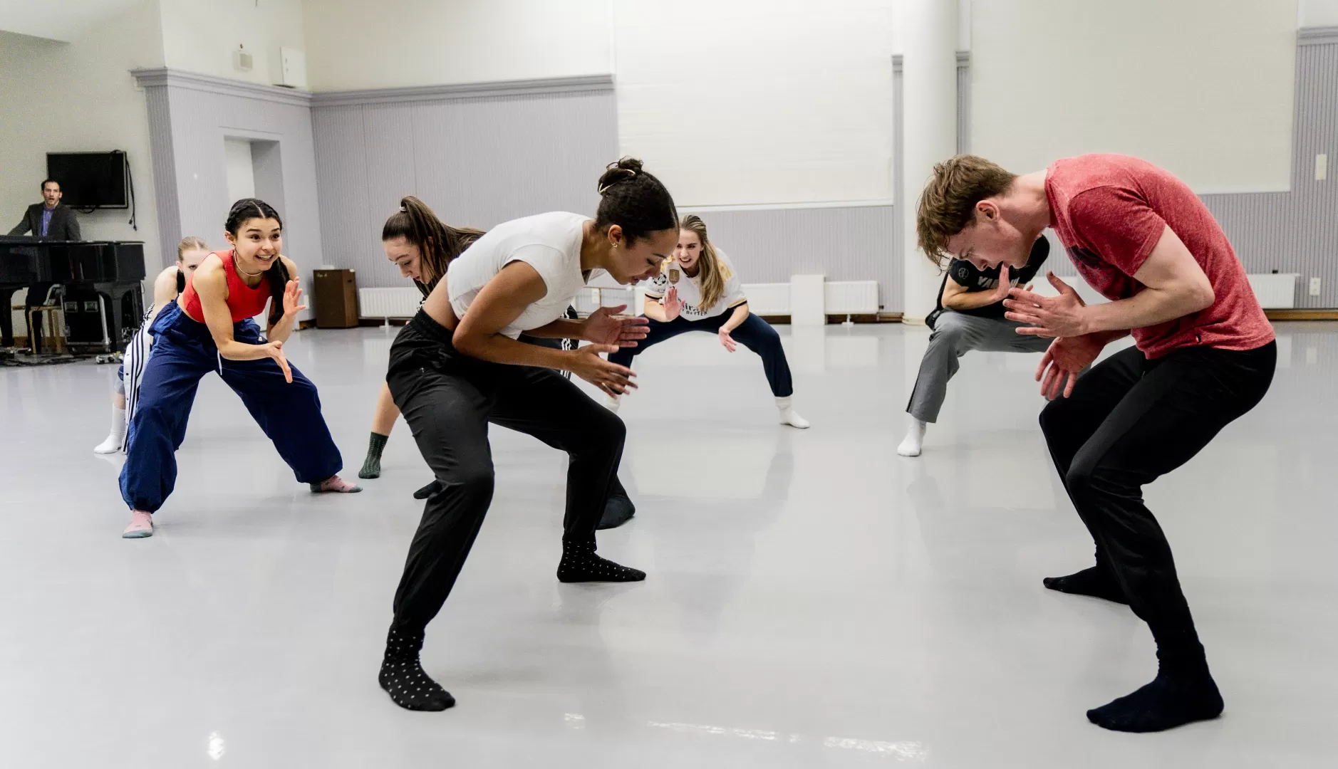 Tänzer:innen beugen sich nach vorne.