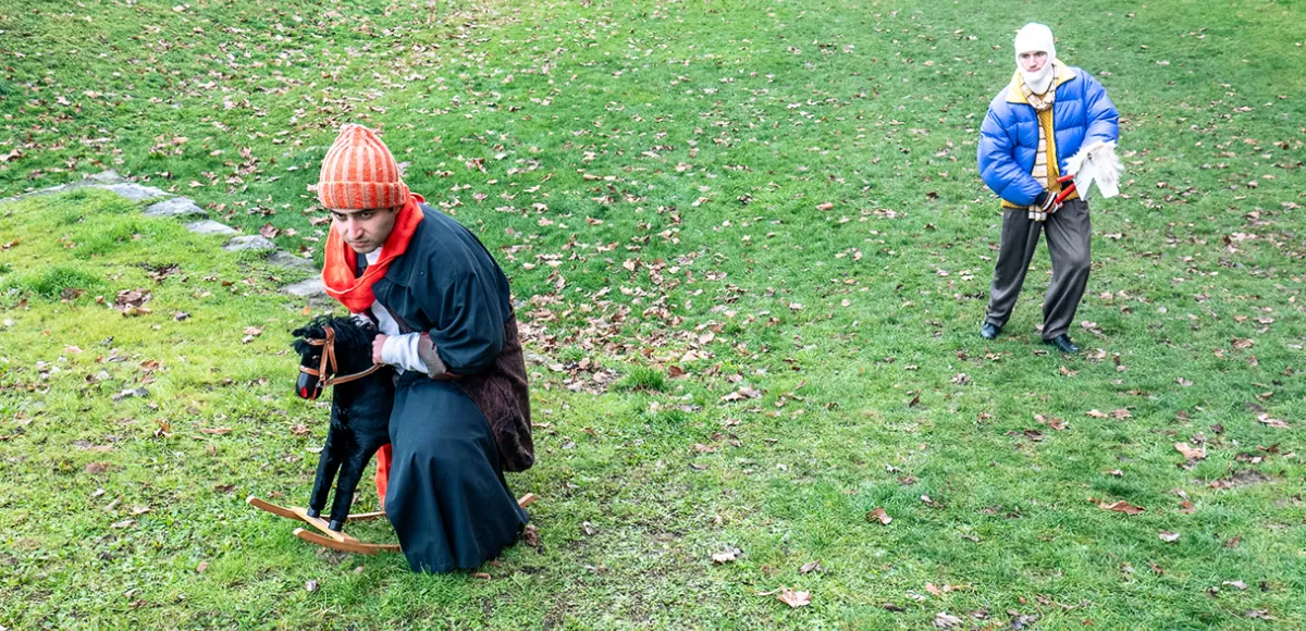 Zwei Männer auf einer Wiese.