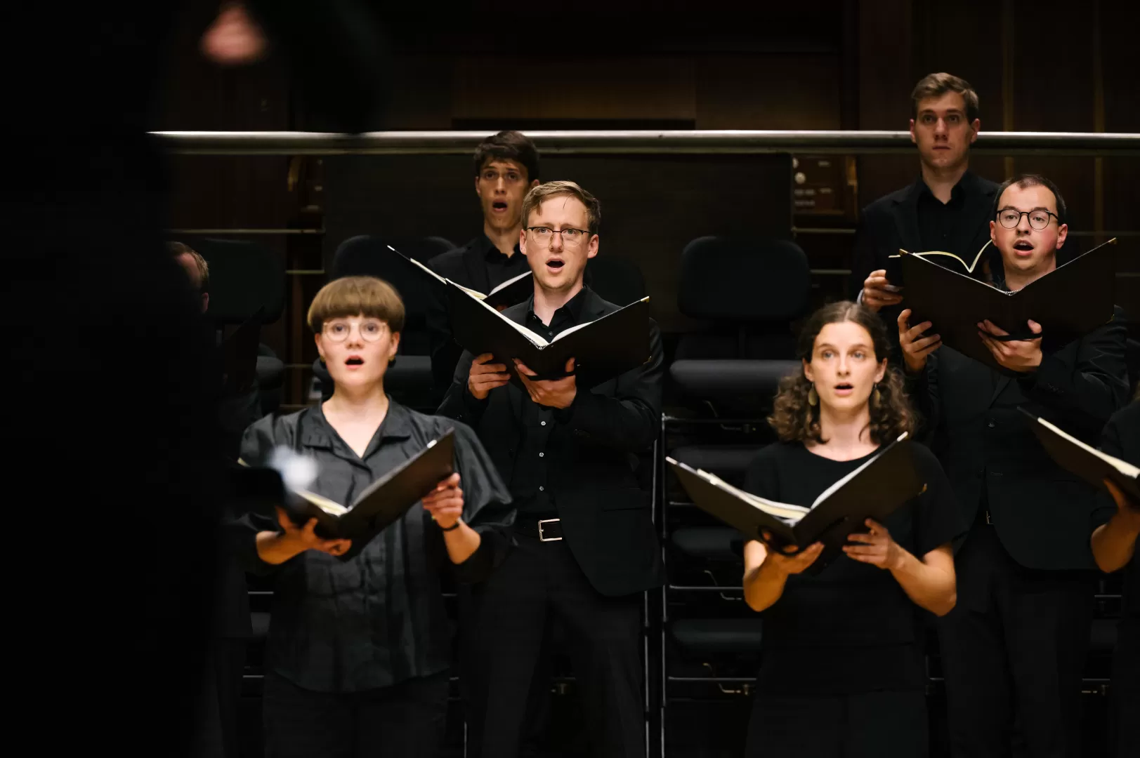 Sänger*innen des HfMDK Kammerchors während eines Konzerts im Großen Saal.