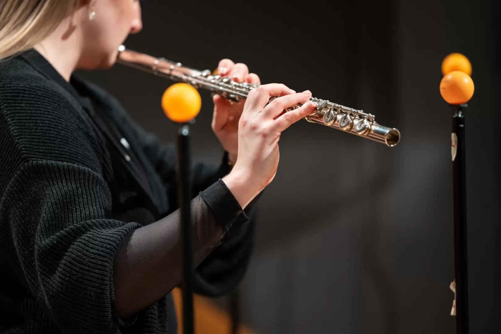 Frau spielt Querflöte