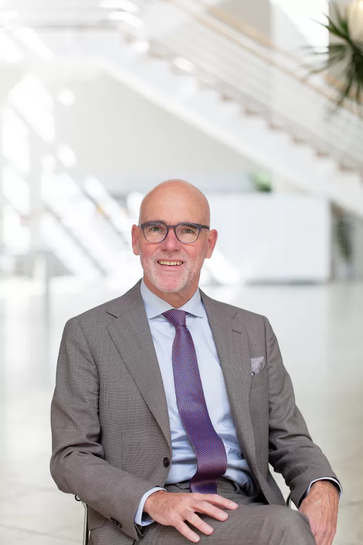 Porträt von Prof. Elmar Fulda, Präsident der HfMDK Frankfurt im Foyer der Hochschule