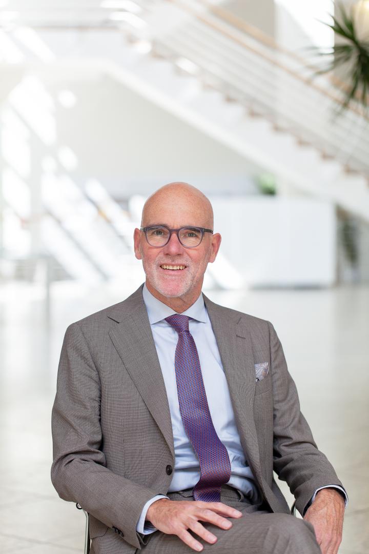 Porträt von Prof. Elmar Fulda, Präsident der HfMDK Frankfurt im Foyer der Hochschule