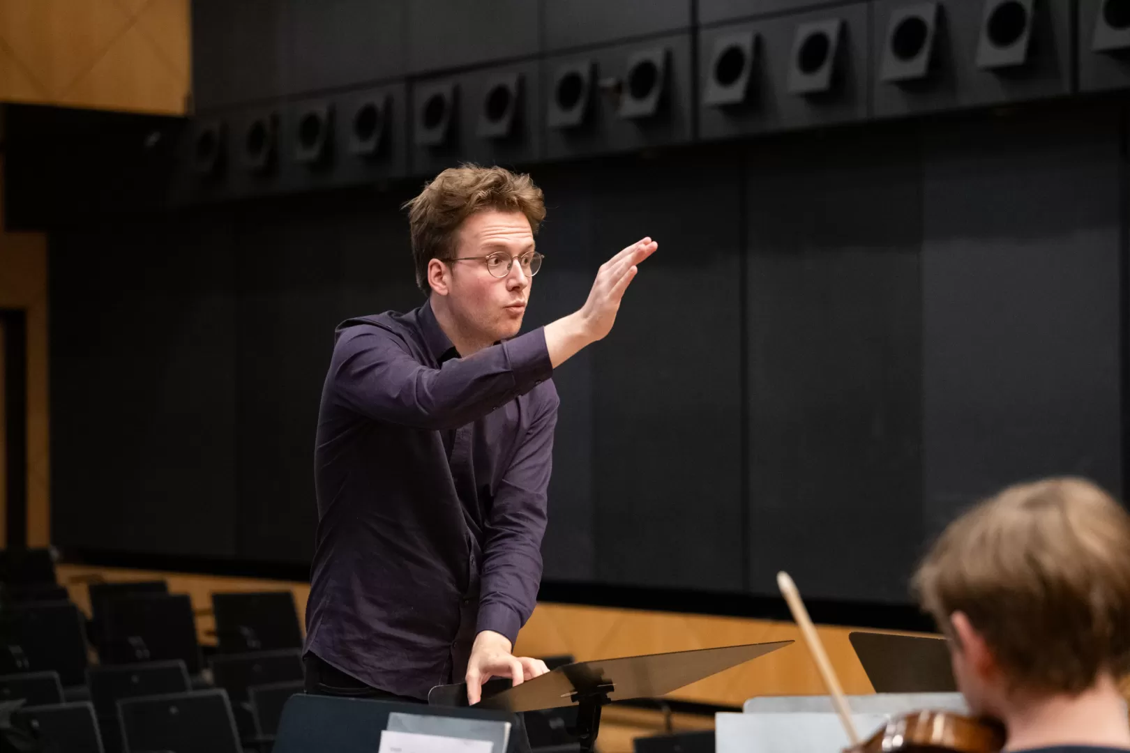 Dirigier-Student Klaus vor dem Ensemble