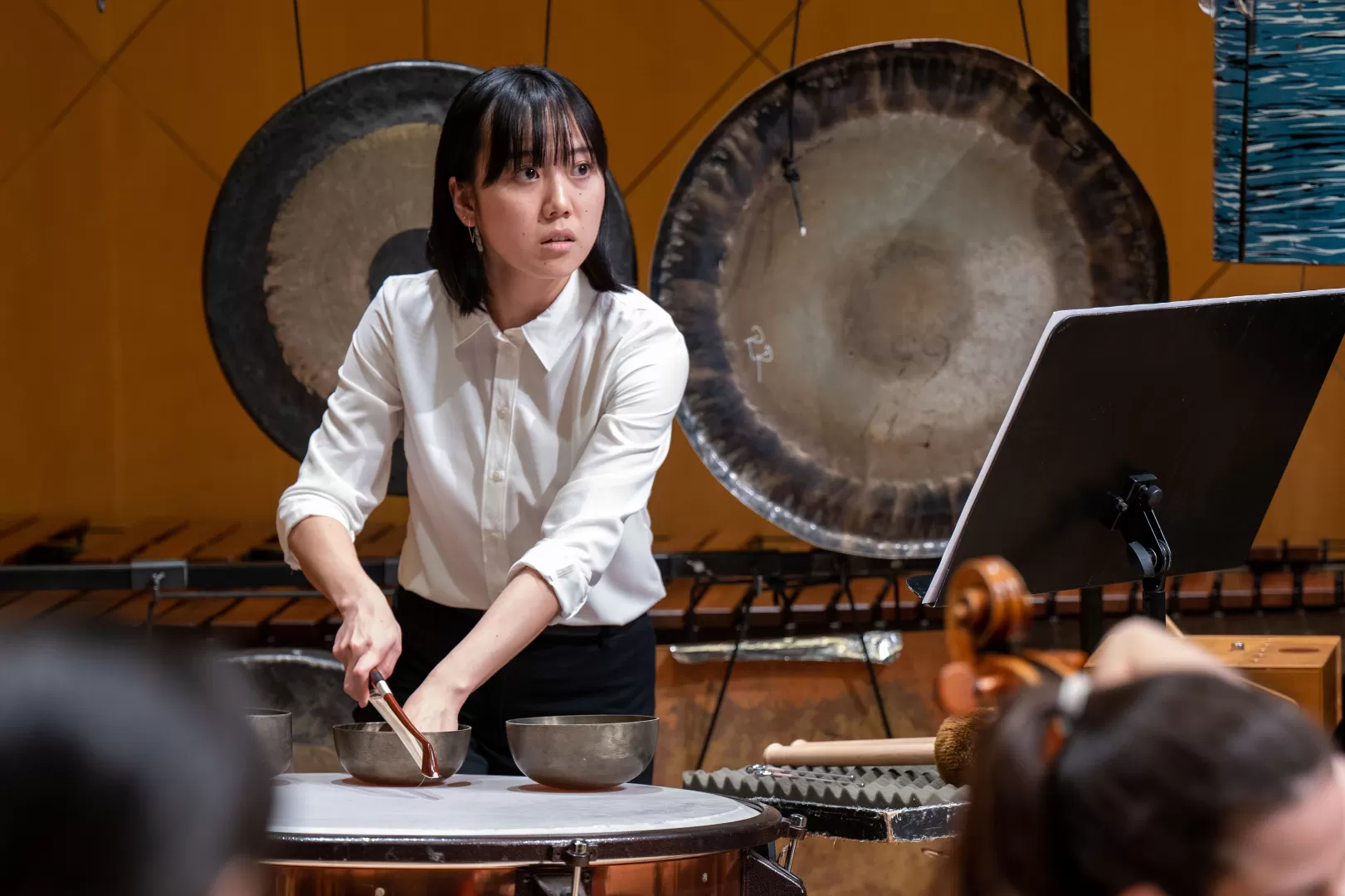 Percussionistin während eines Konzerts.