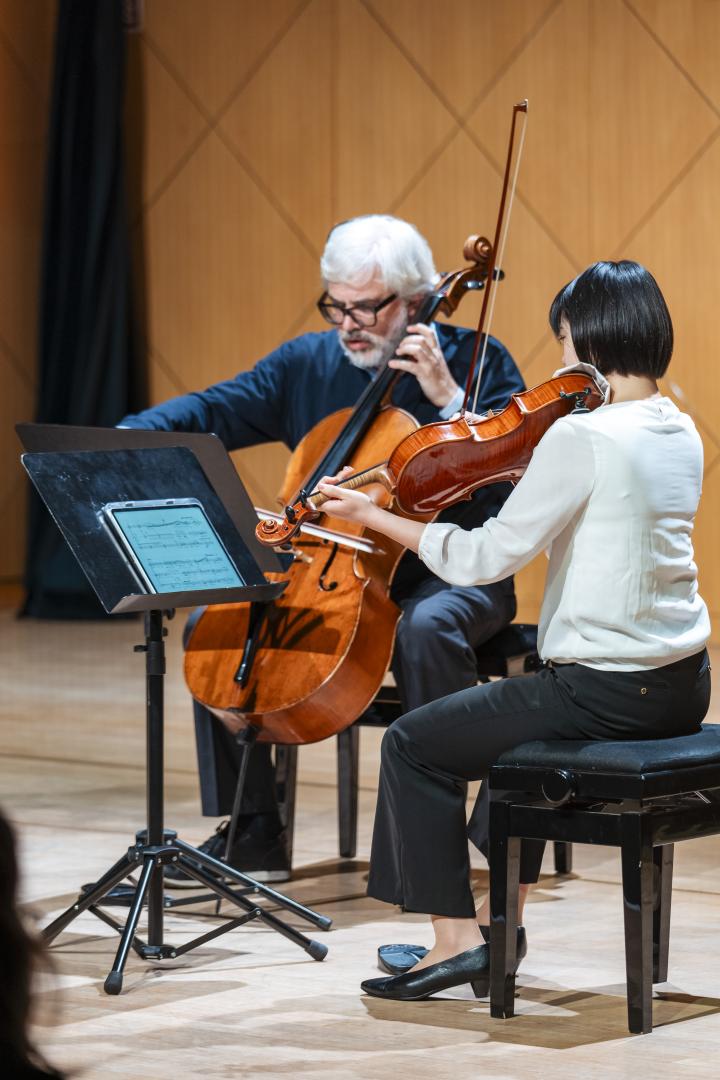 Lucas Fels musiziert in einem Kammermusikensemble im Kleinen Saal der HfMDK
