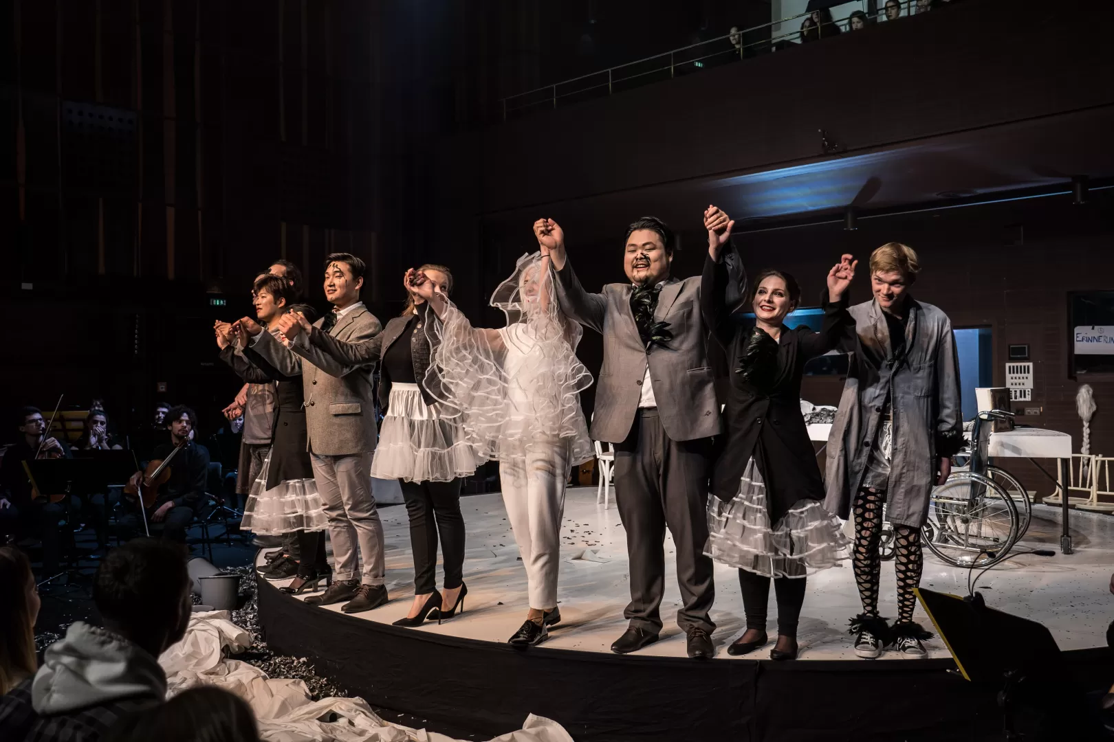 Ensemble einer Opernproduktion beim Applaus auf der Bühne