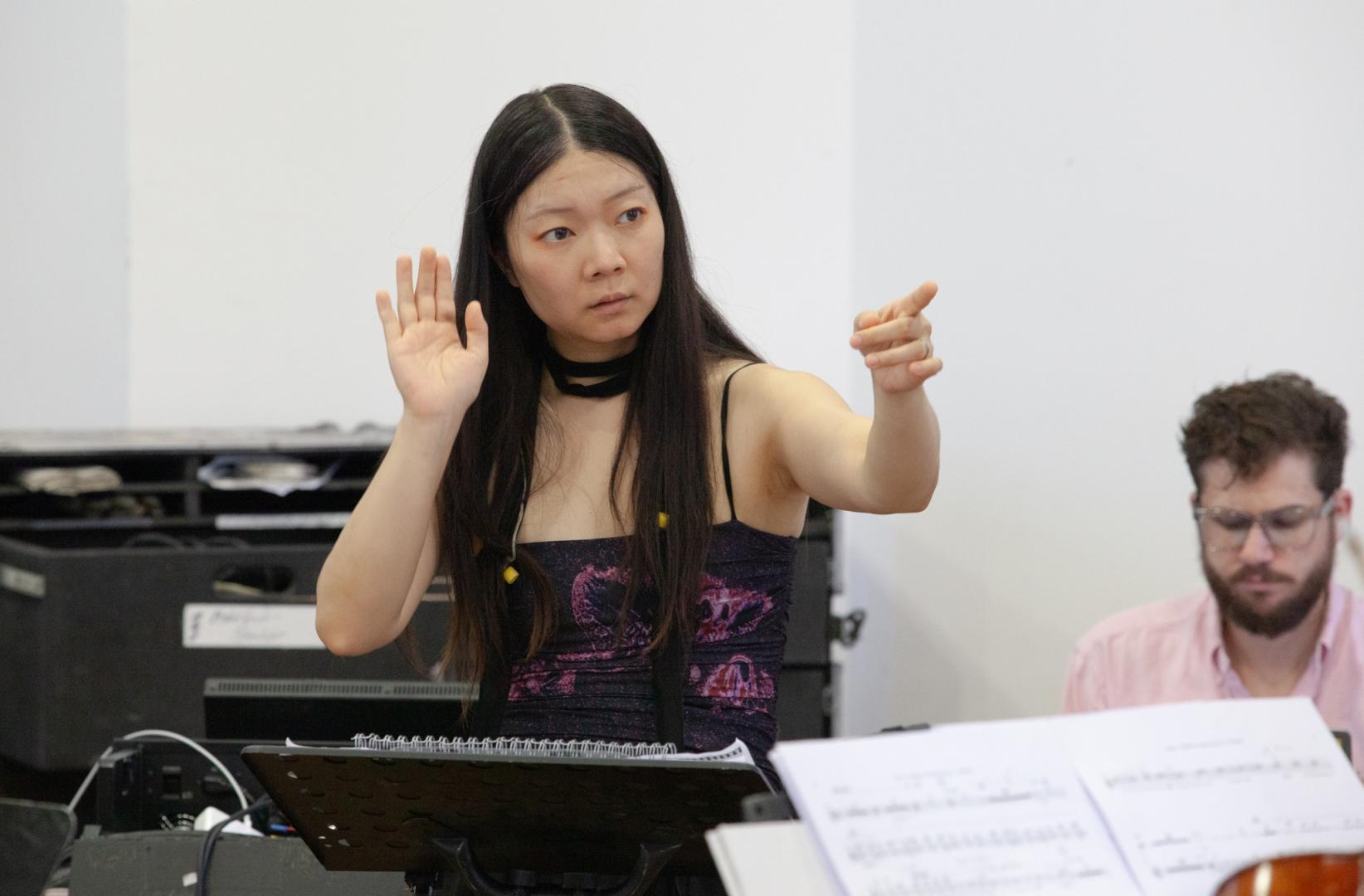 Dirigentin signalisiert den Musikern mit einer Geste