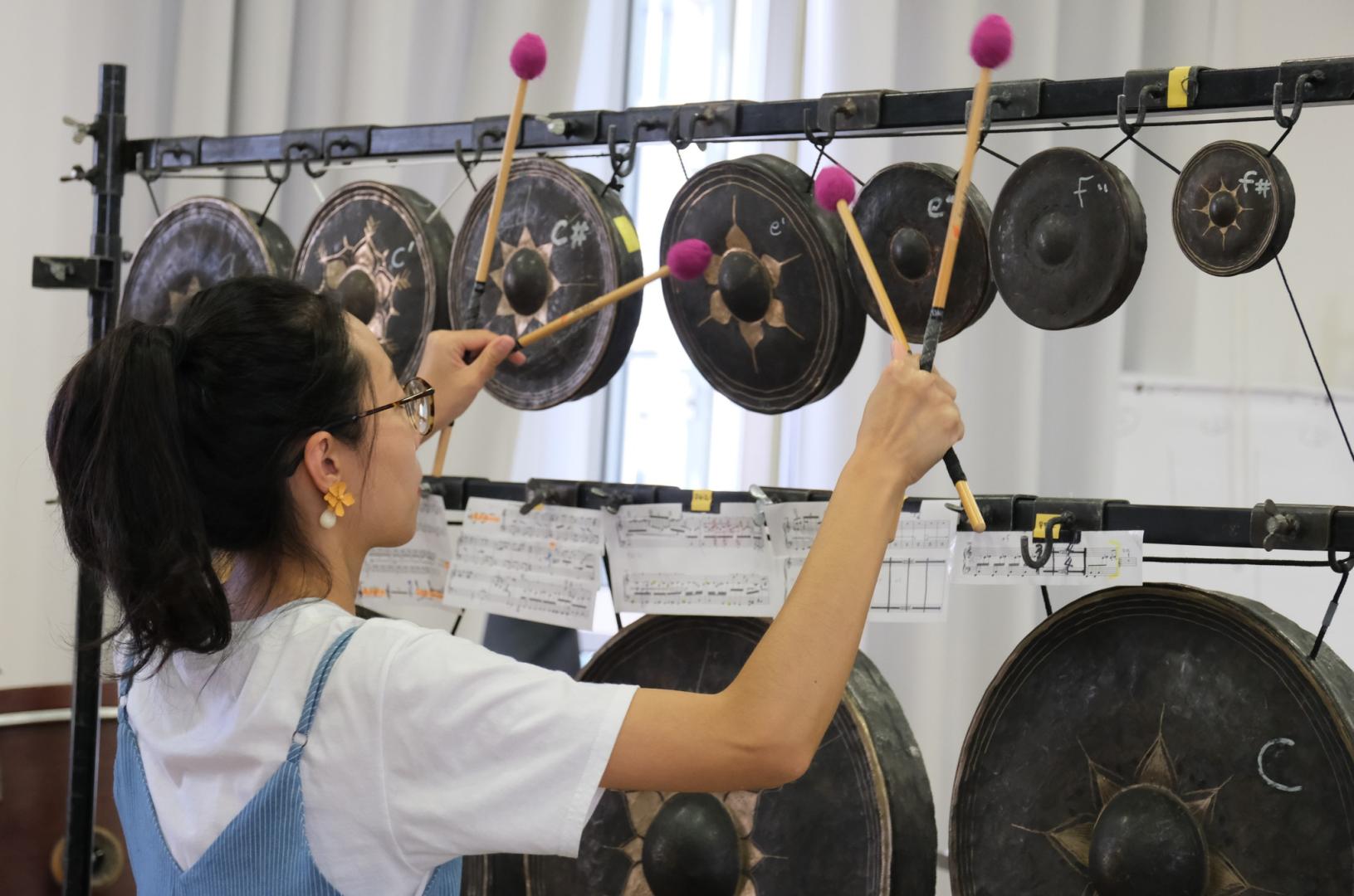 Musikerin spielt auf einem Perkussionsinstrument