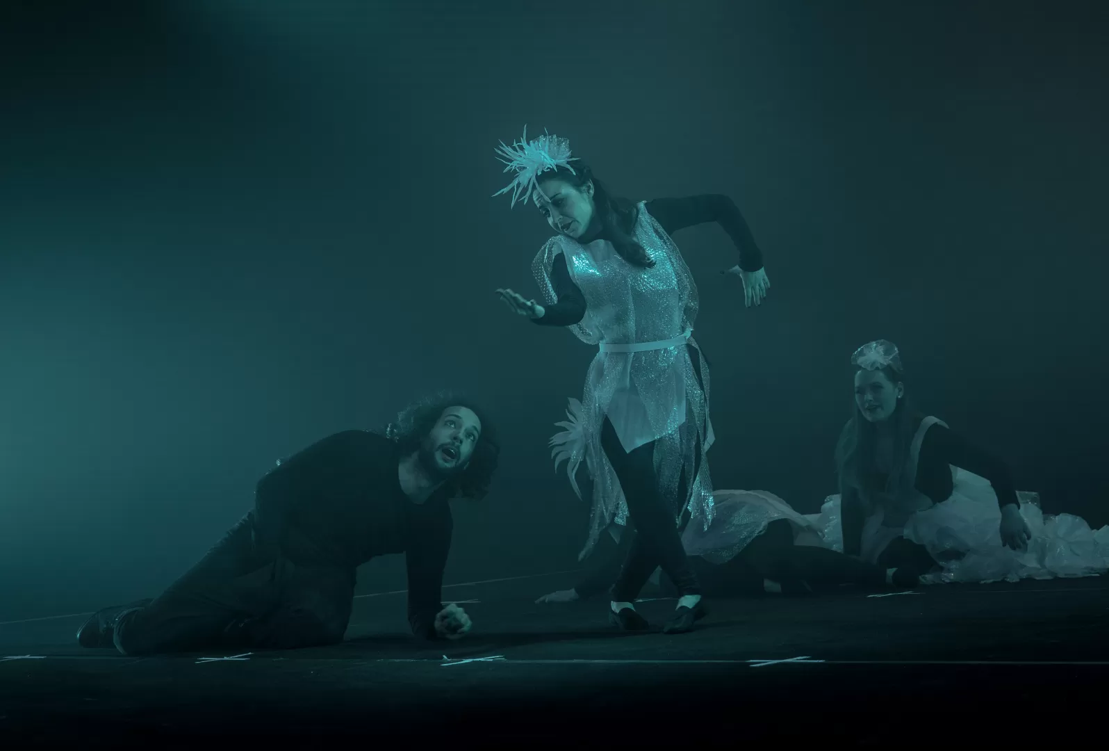 Szene aus Rheingold-Aufführung mit drei Sänger*innen