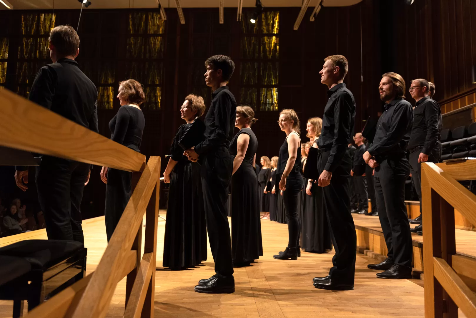 Blick auf den Kammerchor der HfMDK vom Bühnenaufgang des Großen Saals