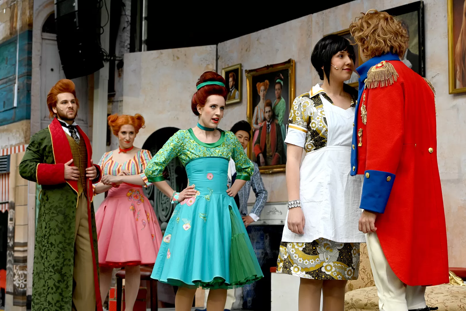 Knallige Farben bei Aschenputtel-Oper mit HfMDK-Studierenden