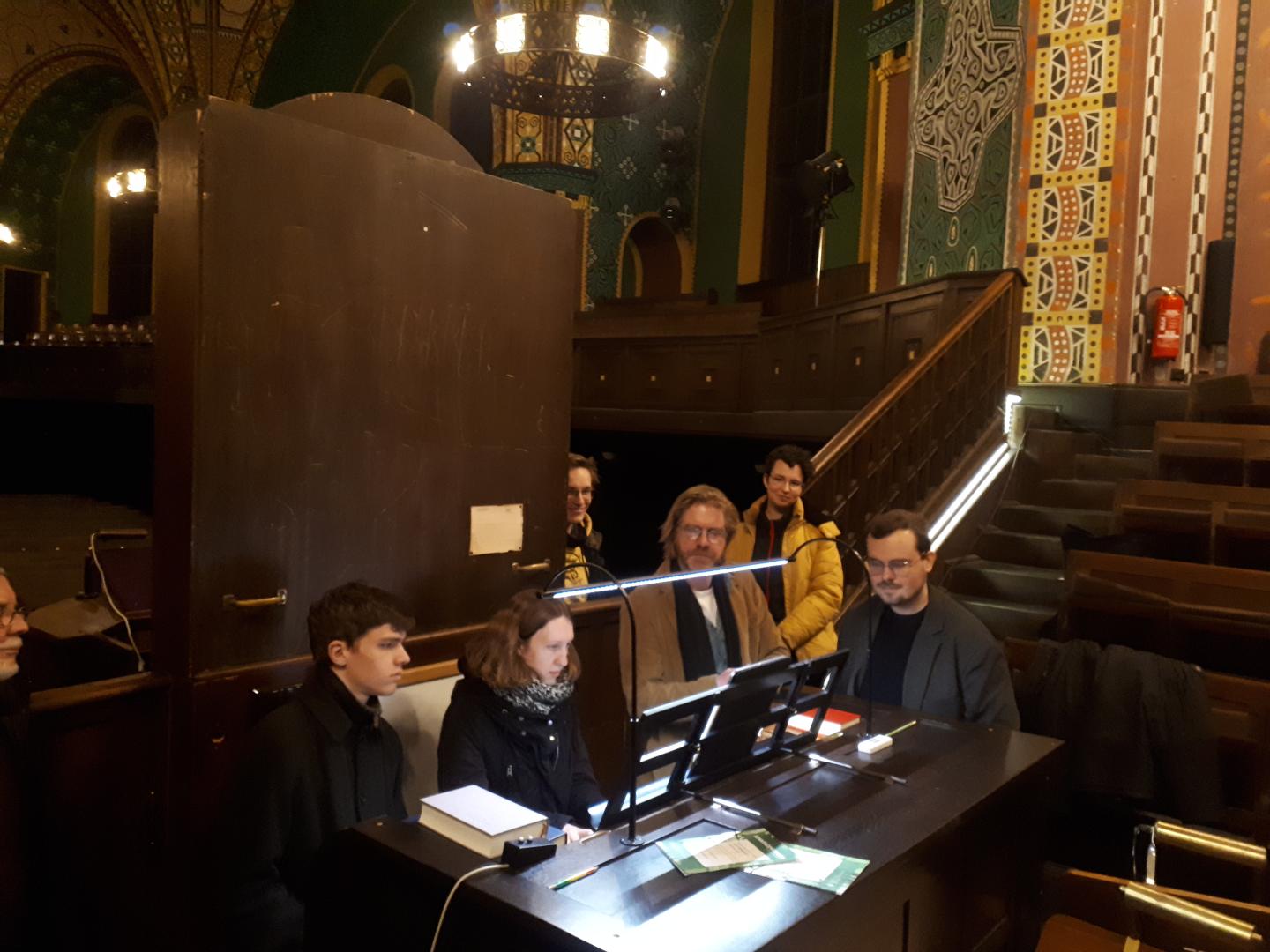 Unterrichtssituation an der Orgel: Studierende stehen um den Spieltisch herum.
