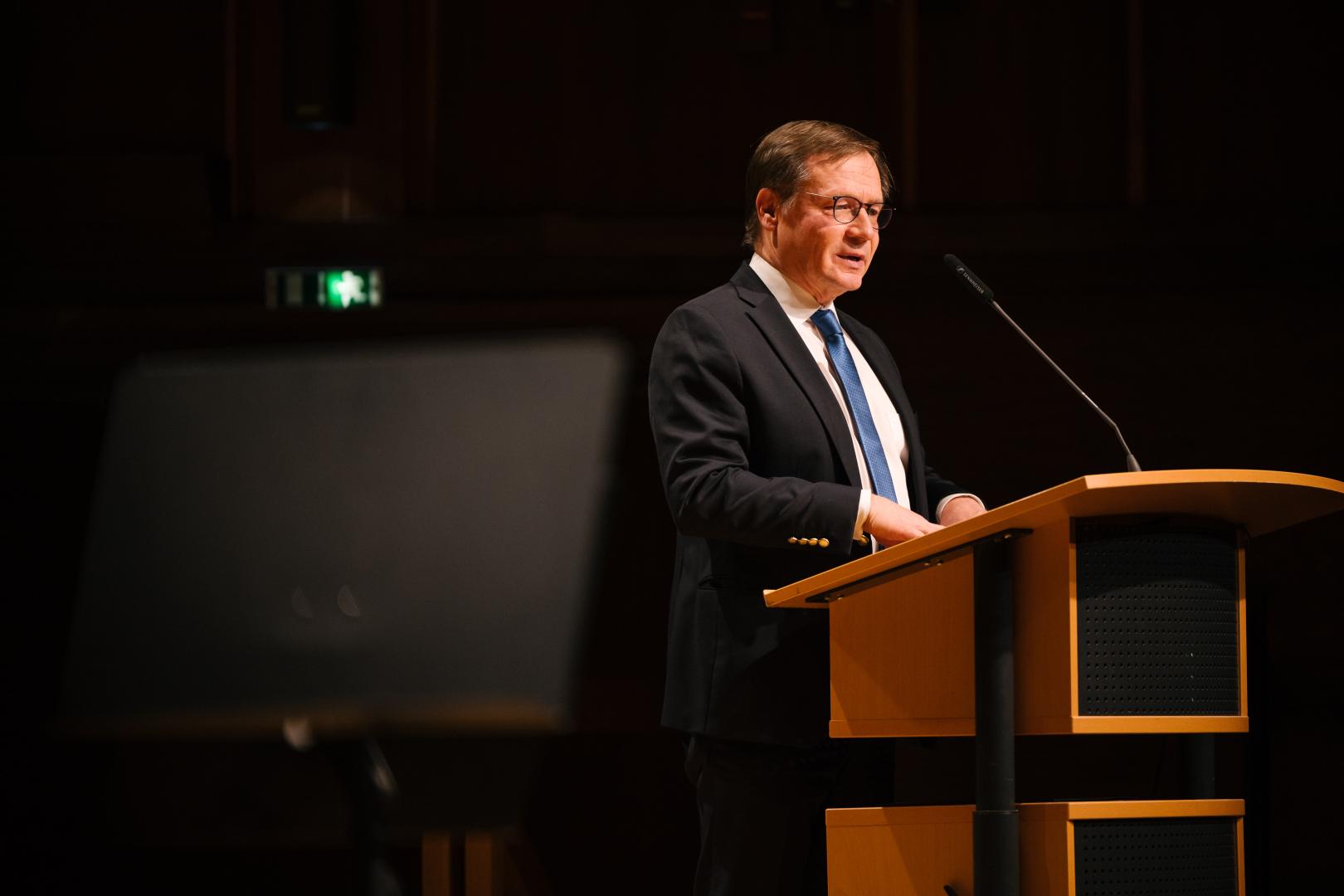 Raimund Trenkler (Kronberg Academy) am Rednerpult im Großen Saal