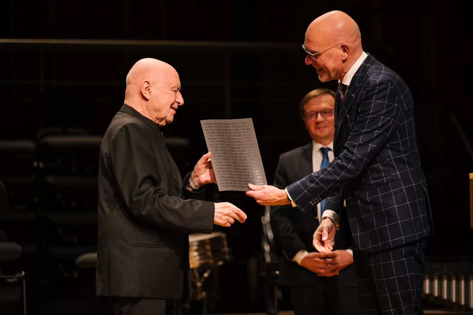 HfMDK-Präsident Prof. Elmar Fulda überreicht die Urkunde der Ehrendoktorwürde an Christoph Eschenbach