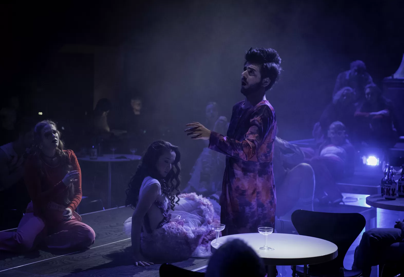 Ein Student singt beim Szeneabend der Gesangsabteilung