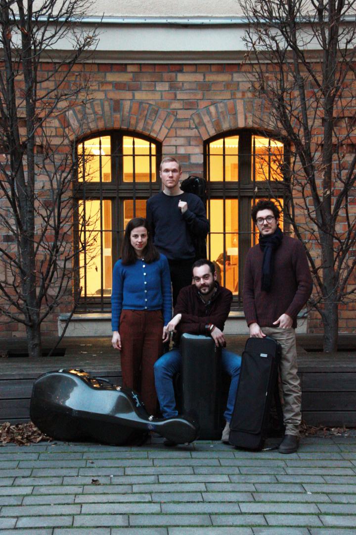 Die vier Musiker*innen des Fabrik Quartets vor einem Backsteingebäude