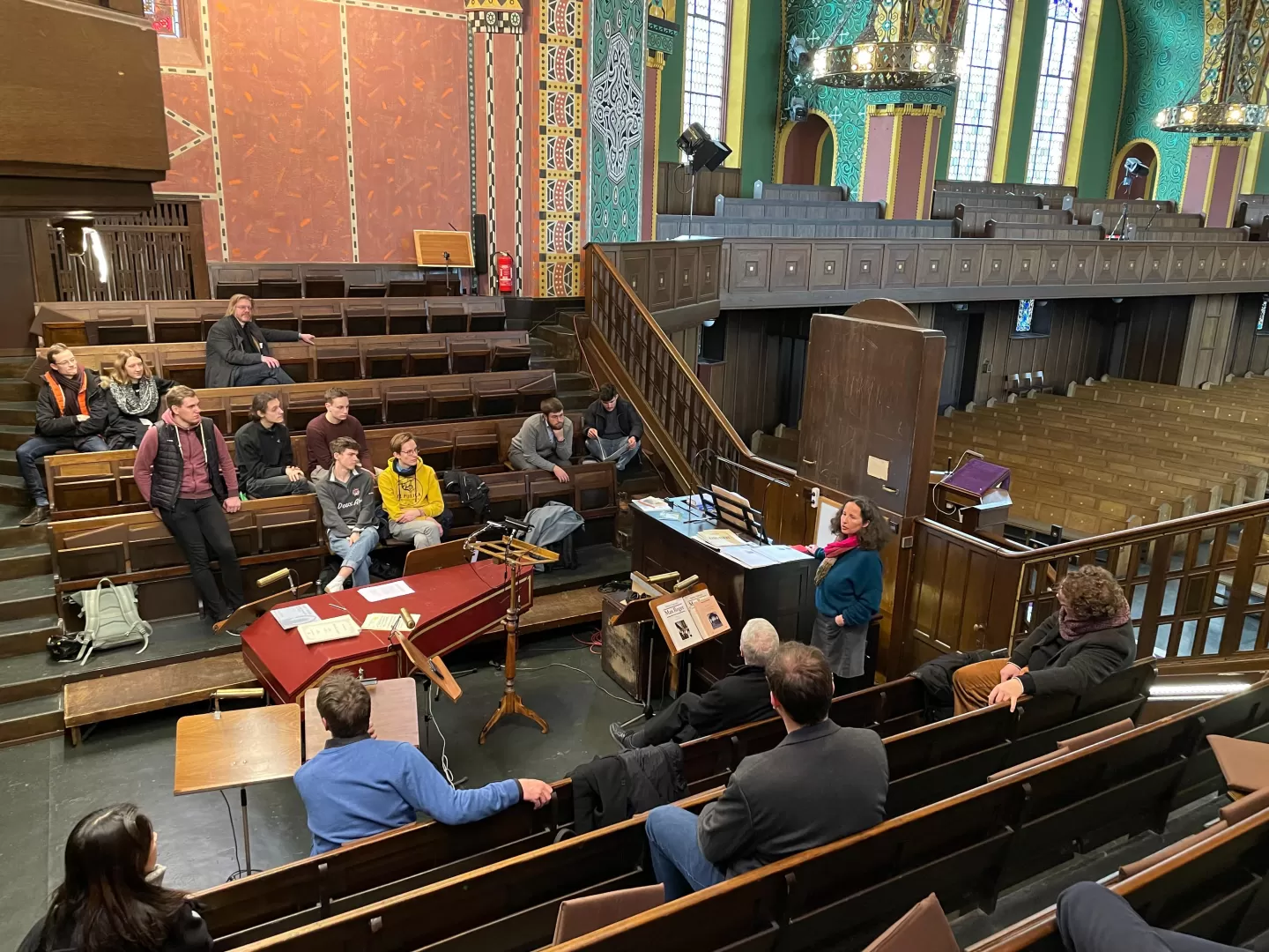 Blick auf die Sängerempore der Lutherkirche Wiesbaden mit Studierenden der Kirchenmusik.