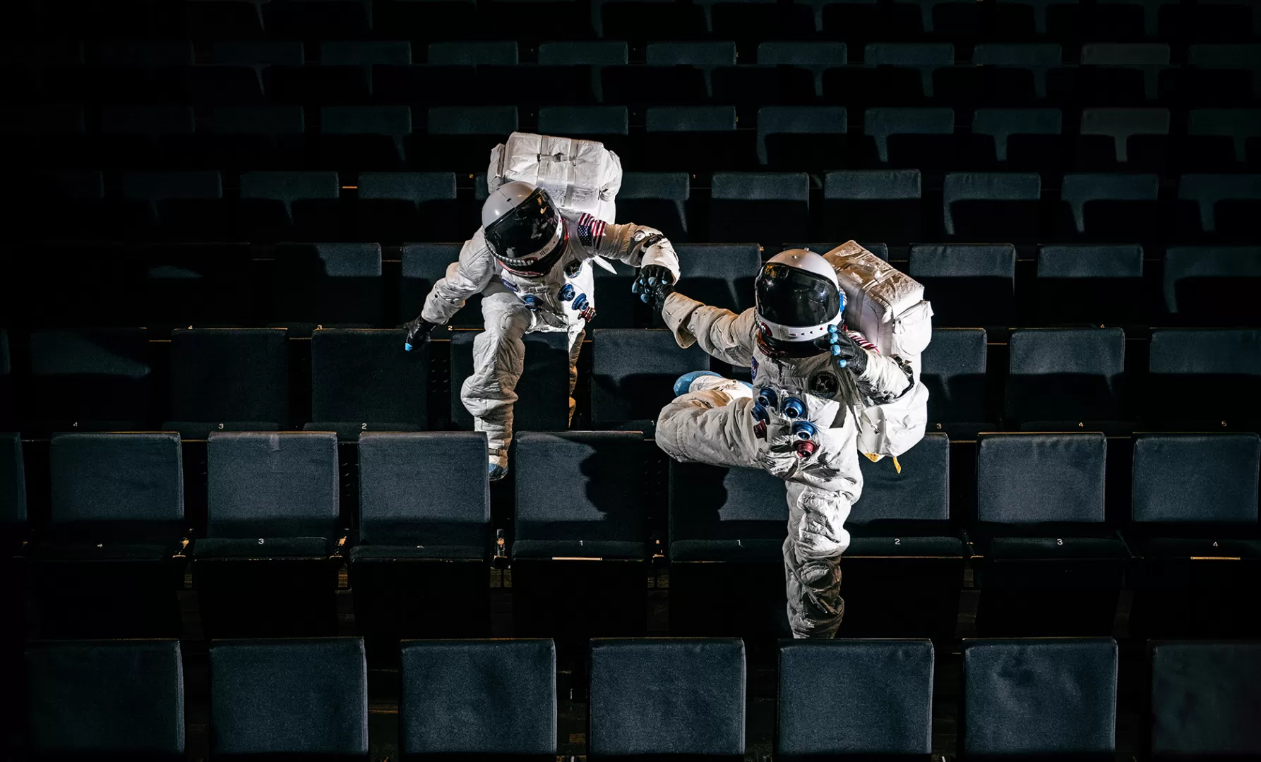 Zwei Astronauten im Theatersaal.