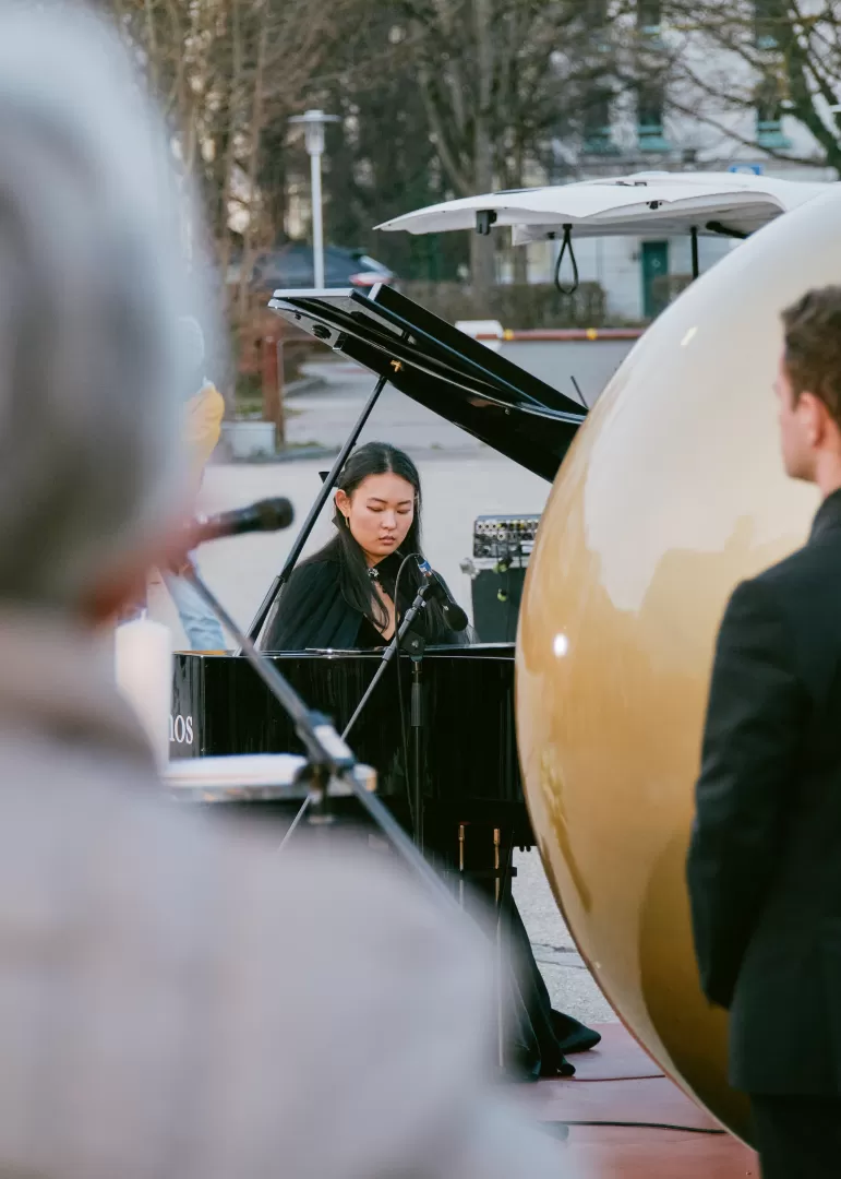Die Pianistin spielt auf dem Flügel.