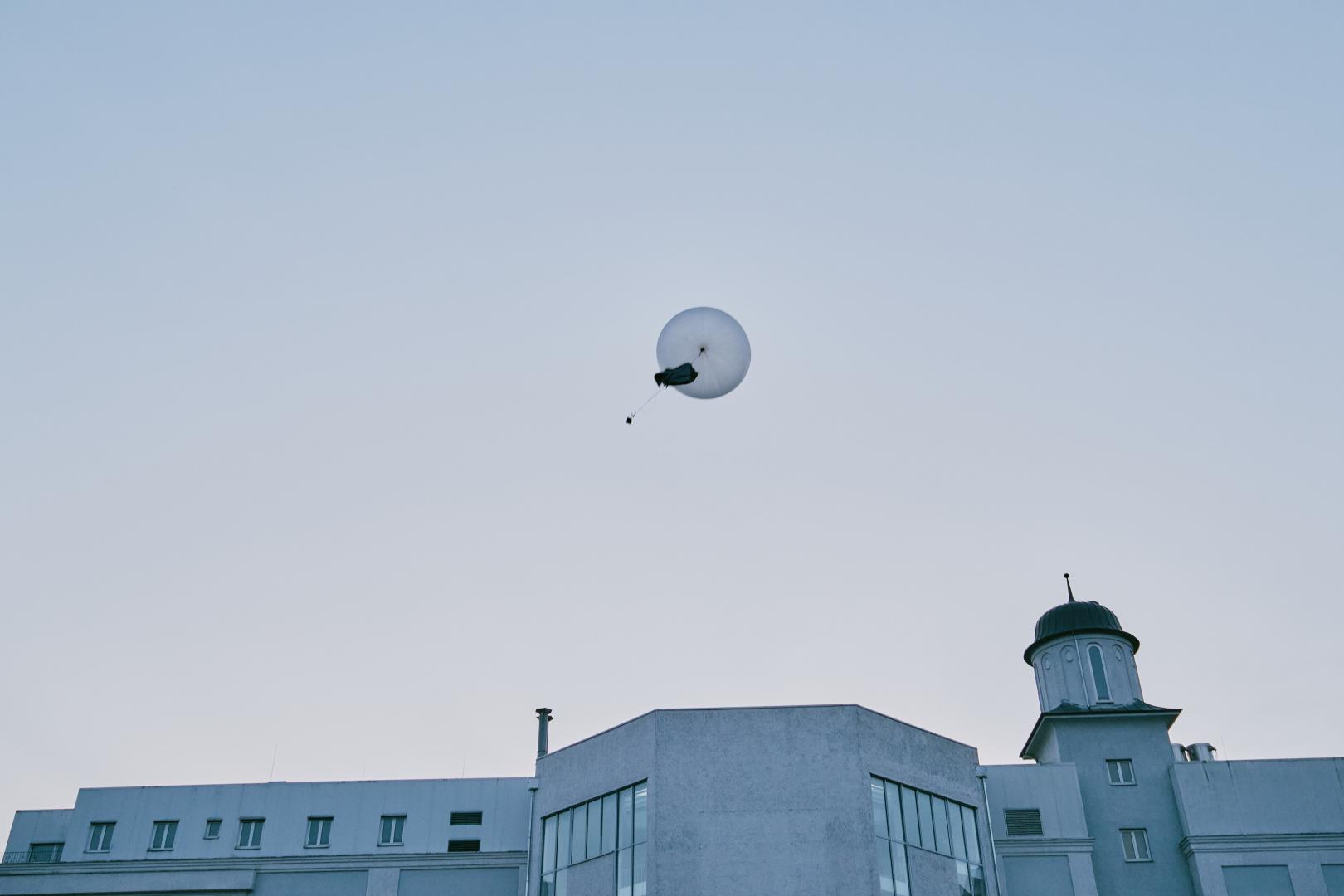 Der Wetterballon steigt hoch in die Luft und markiert noch damit das Ende des Festivals.
