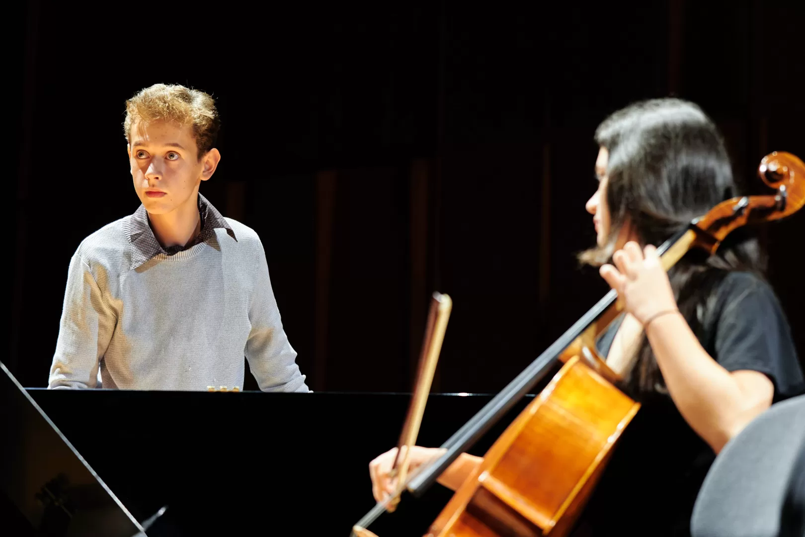 Junger Pianist Kolja Hölscher hört in einer Probe konzentriert zu.