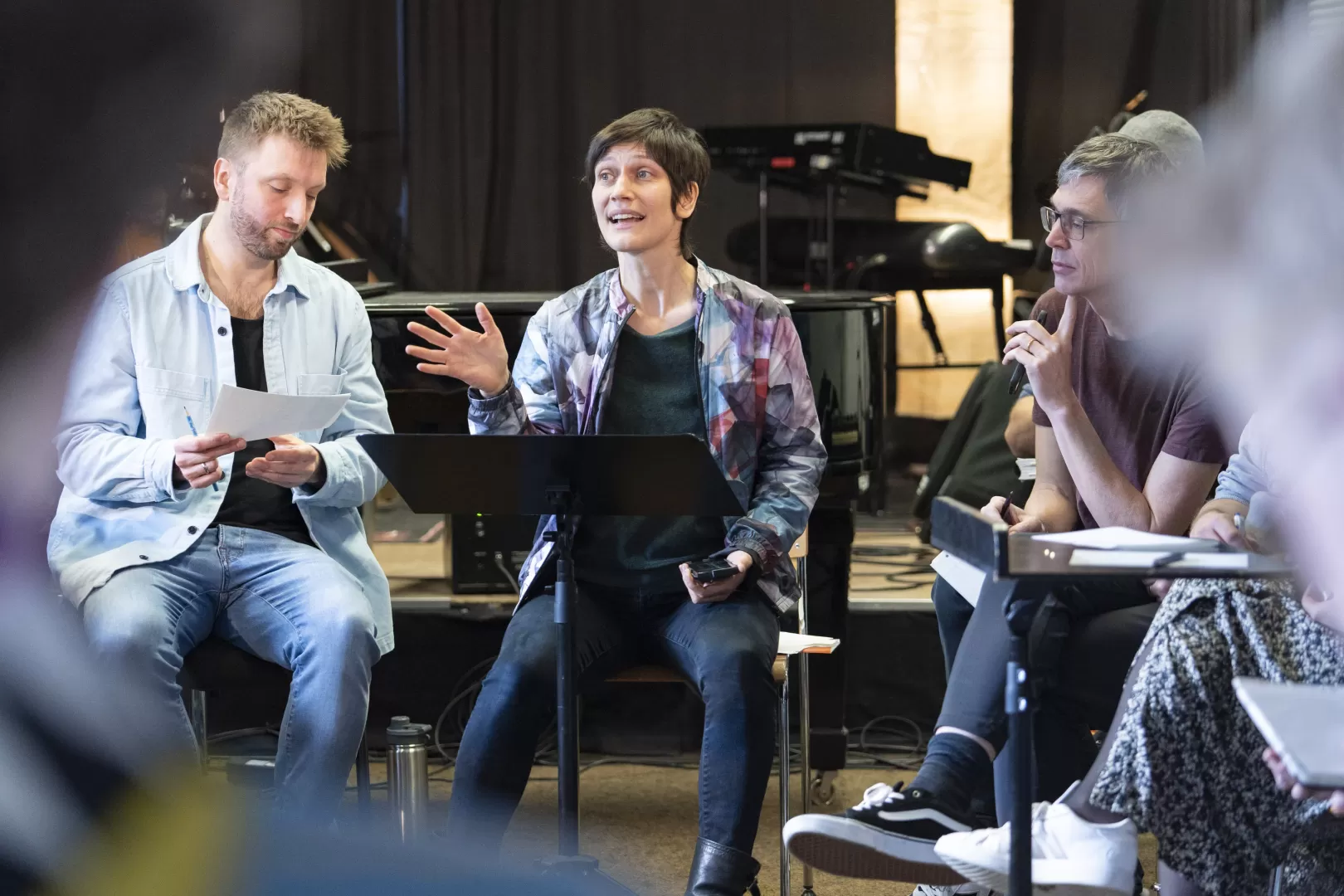 Alin Coen erklärt der Runde etwas.