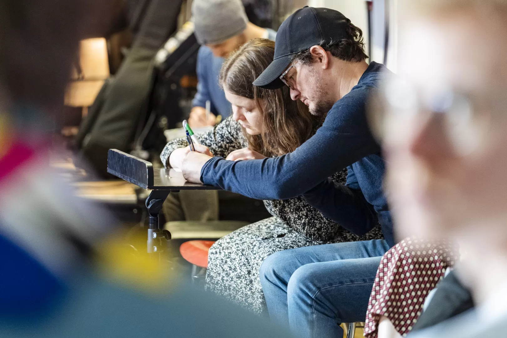 Alle Teilnehmende machen sich ihre Notizen.
