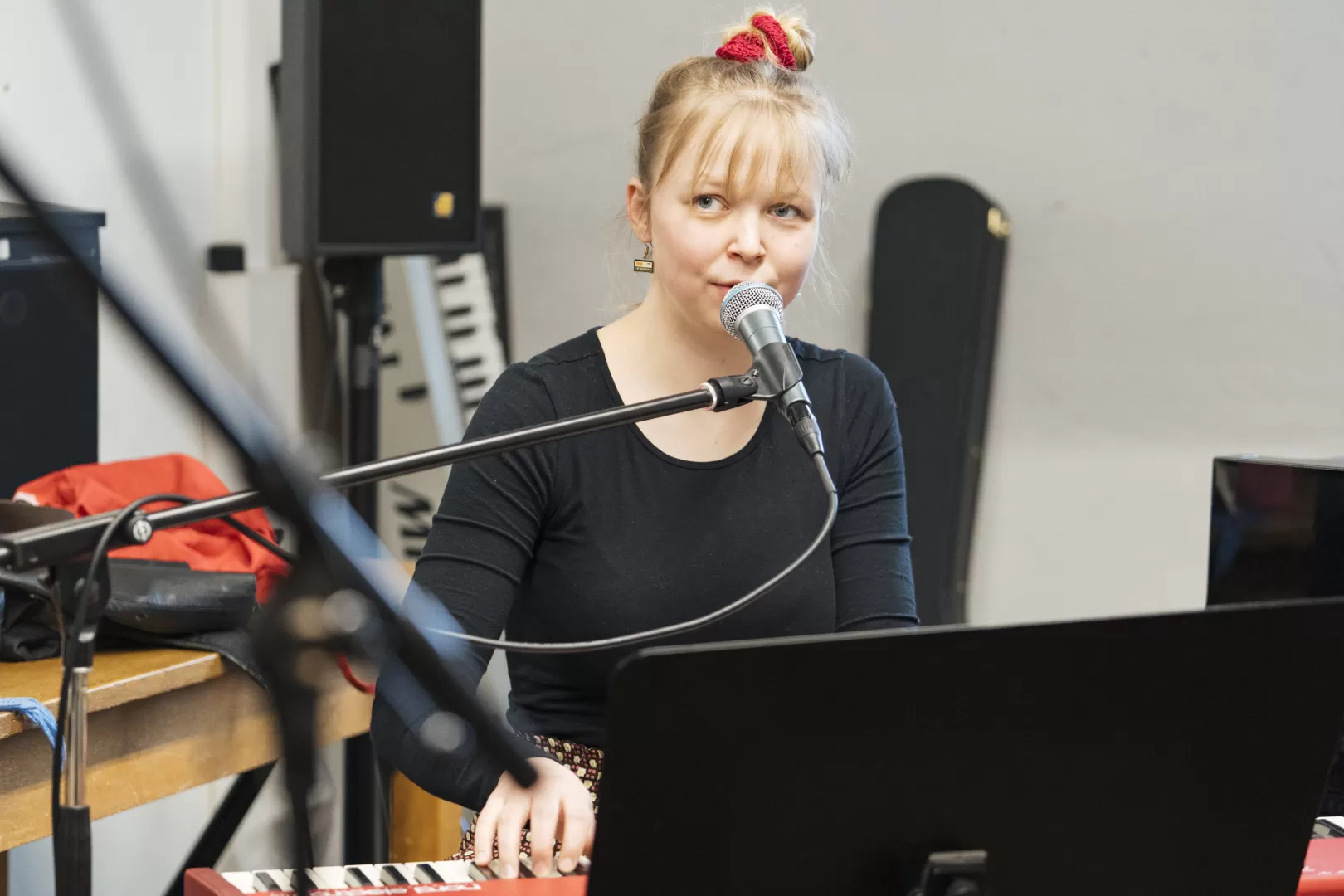 Die Keyboarderin/Sängerin der Band JAM in der Probe.