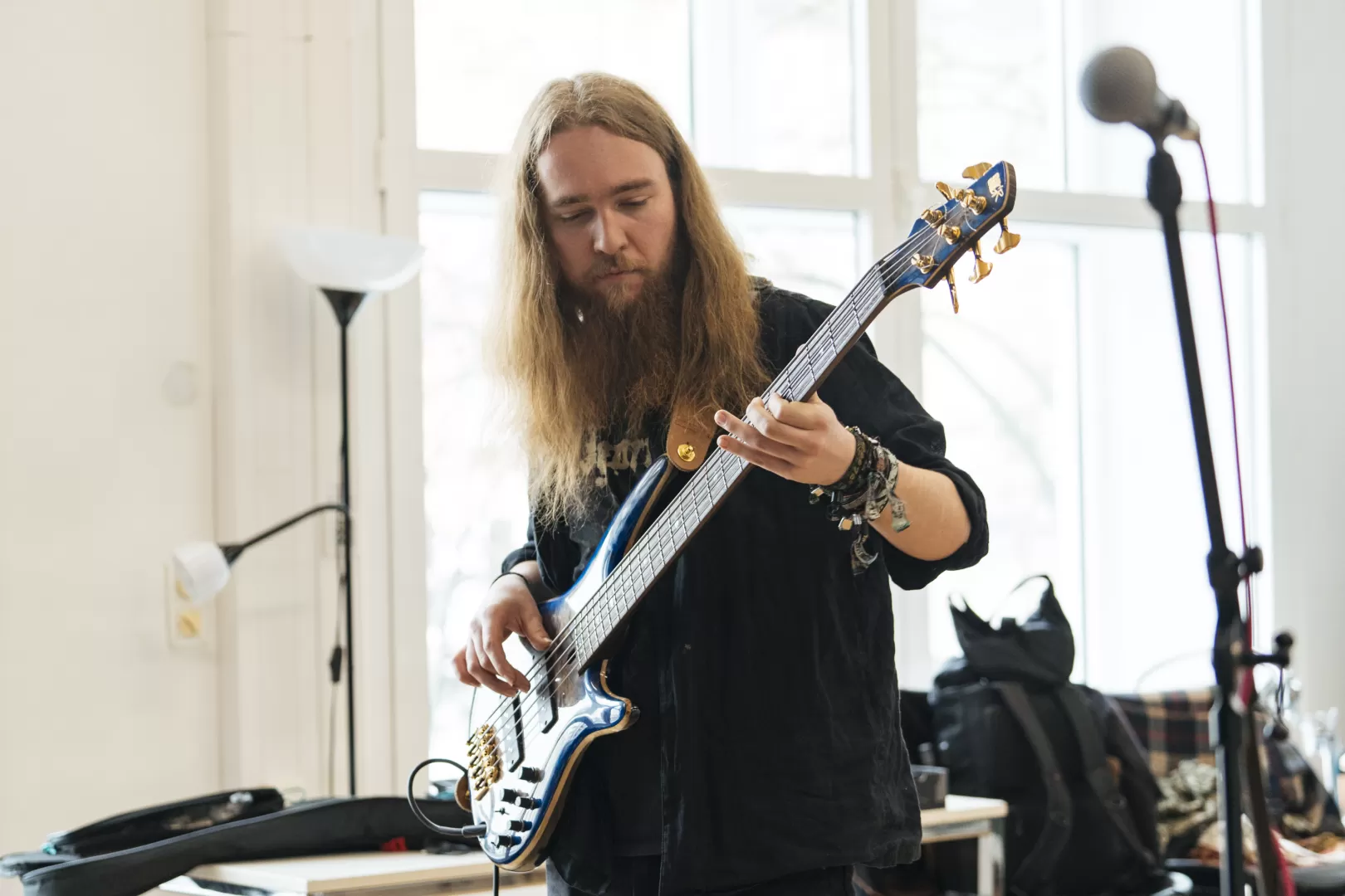 Ein Bassist spielt während einer Probe auf seinem Instrument.