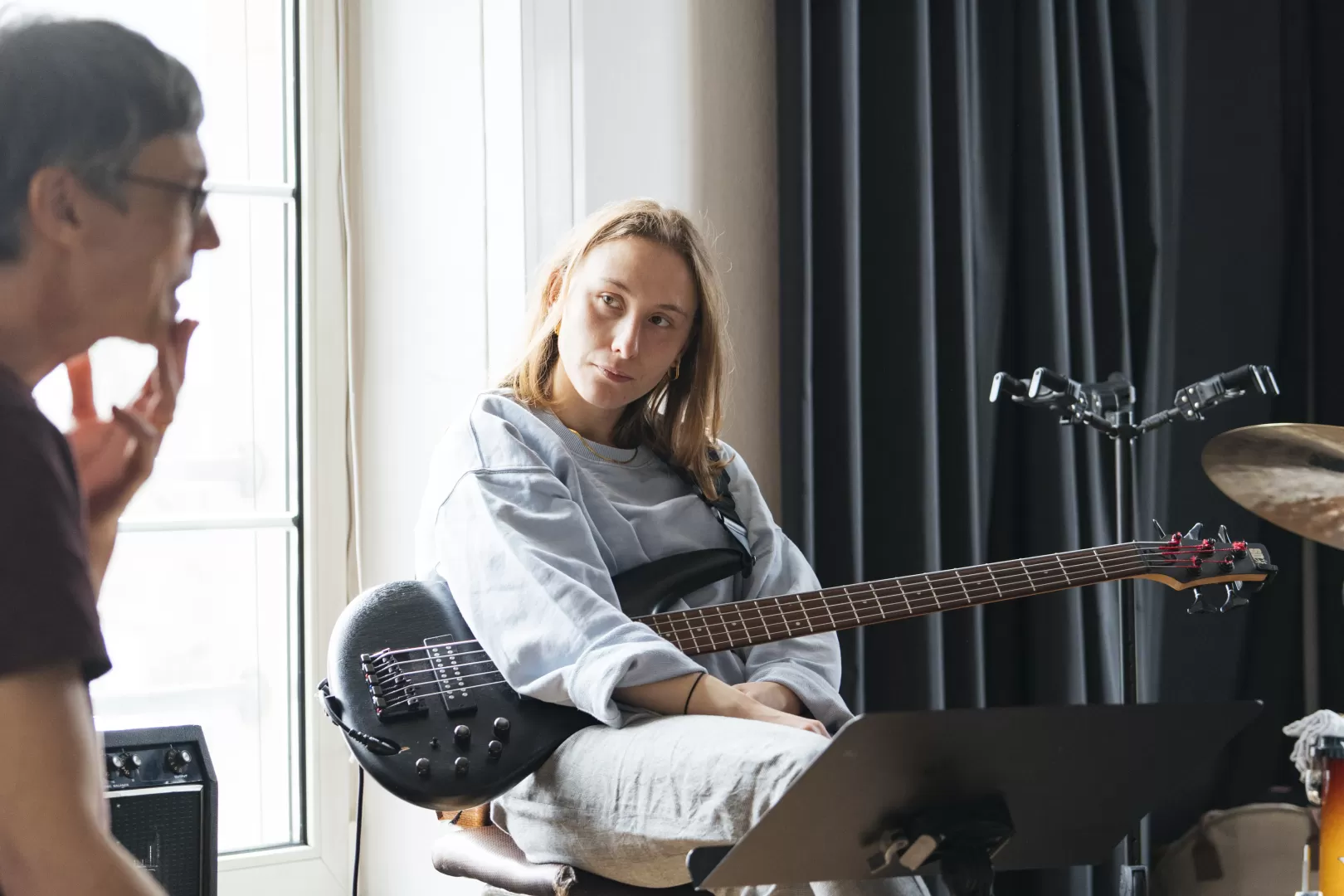 Die Bassistin hört dem Coach zu.