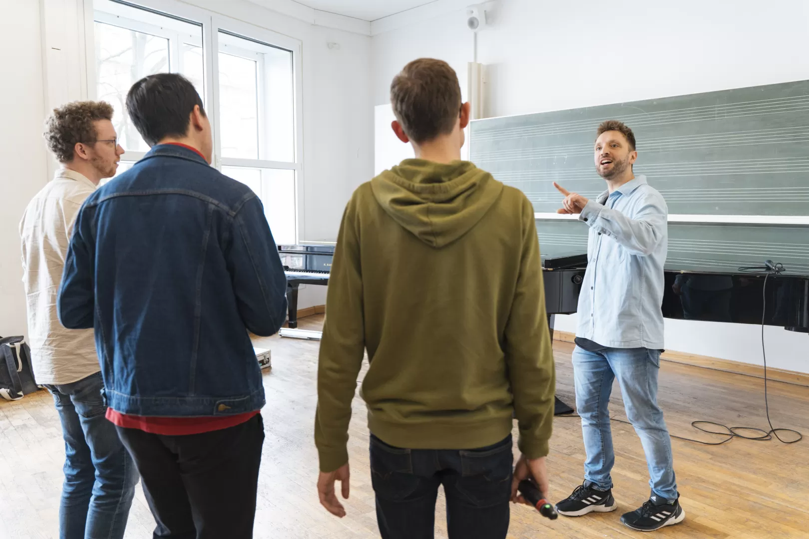 Coach Fabian Sennholz leitet die Sänger von 4xDelay an.