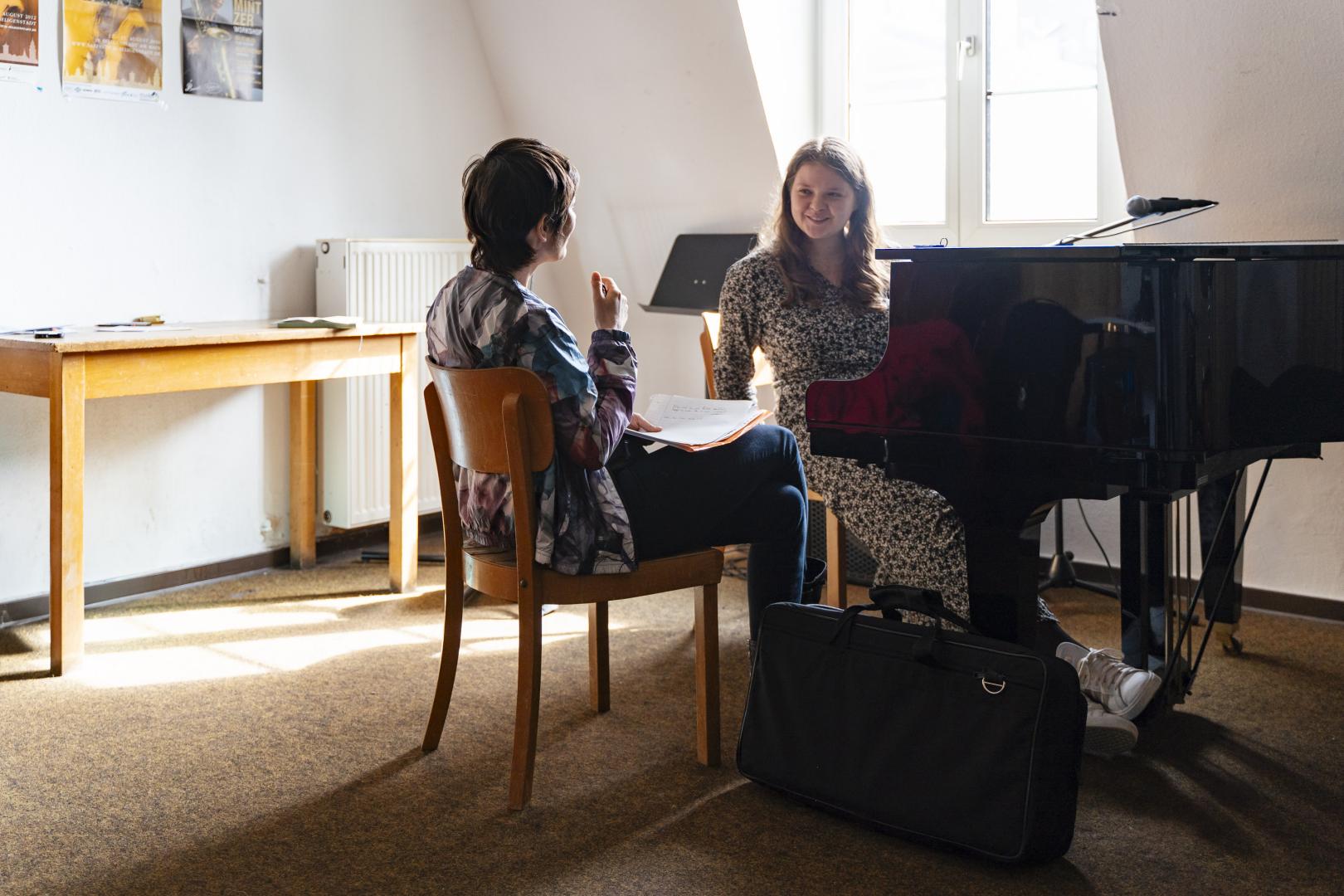 Alin Coen coacht Johanna Philipp am Klavier.