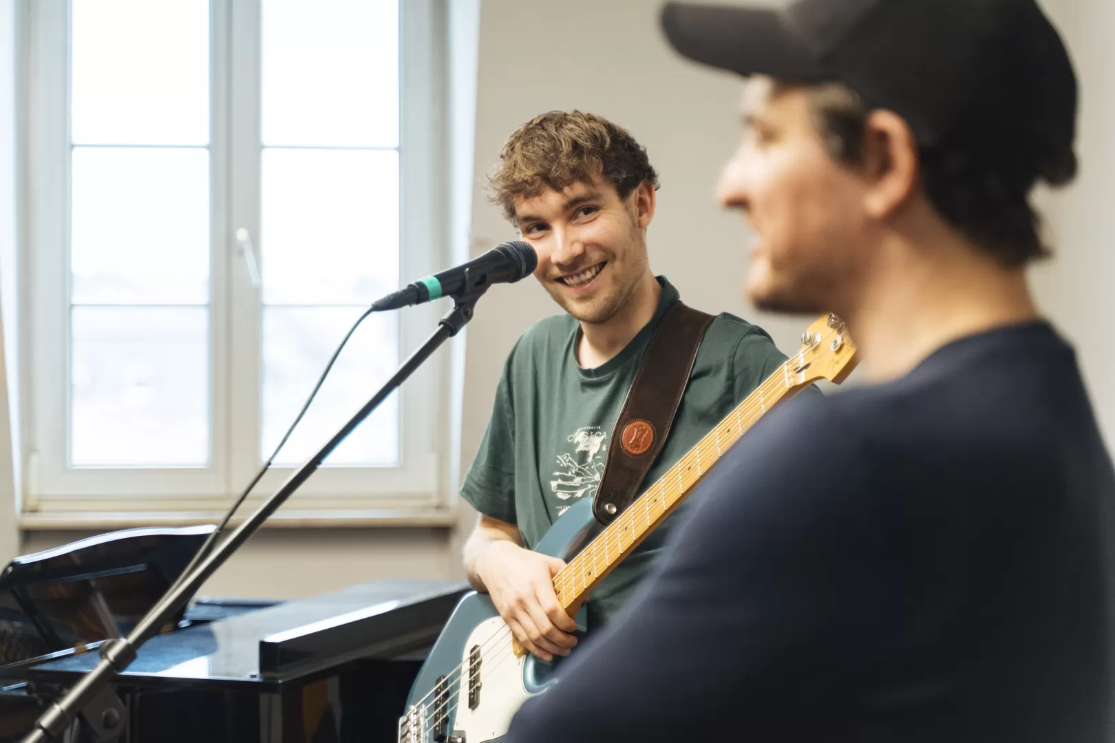 Der Bassist von der Band JAM lächelnd im Coaching