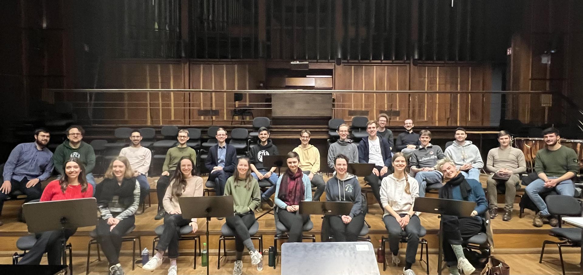 Gruppenfoto der Studierenden des Ausbildungsbereichs Kirchenmusik, alle sitzen auf Stühlen in zwei Reihen