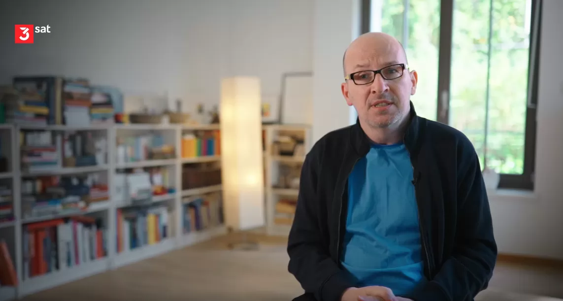 Prof. Dr. Thomas Schmidt vor einem Bücherregal