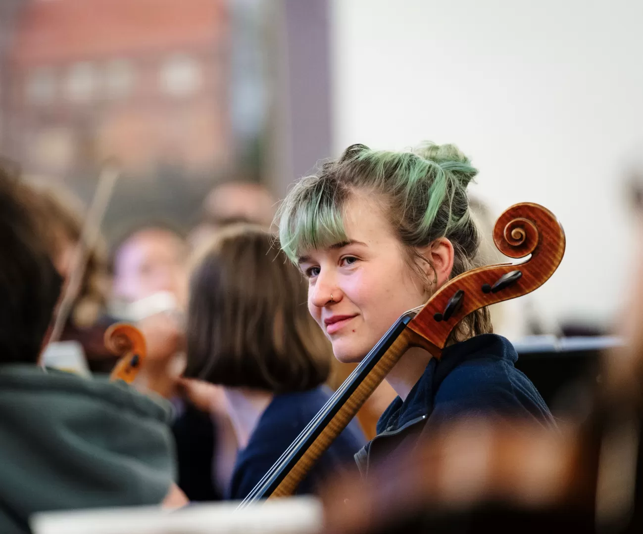 Ella Mathilde Waschke in einer Nahaufnahme am Cello