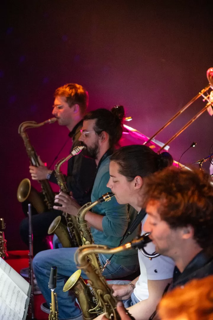 Saxophonisten spielen in der HfMDK Bigband