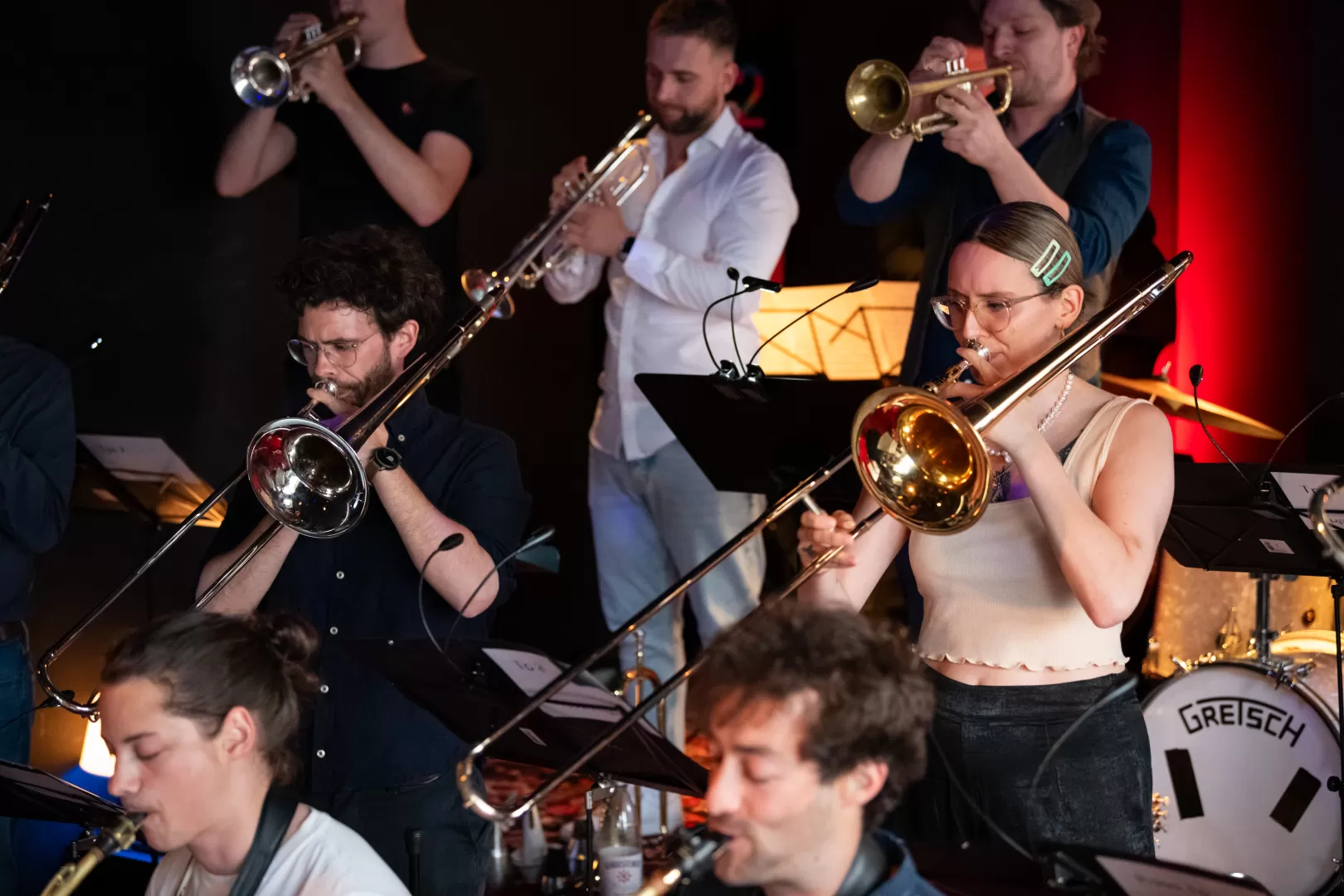 Die HfMDK Bigband spielt.