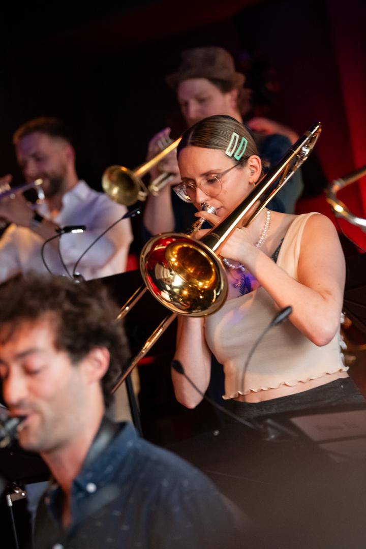 Posaunistin spielt in der HfMDK Bigband