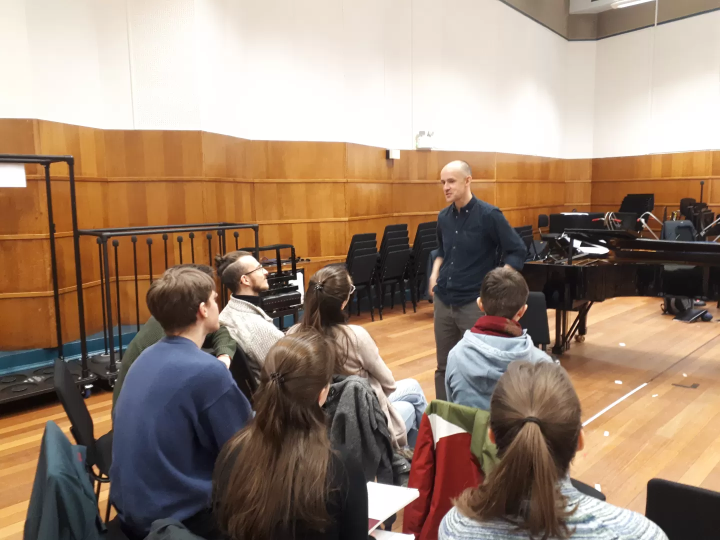 Studierende unterhalten sich mit Chorleiter