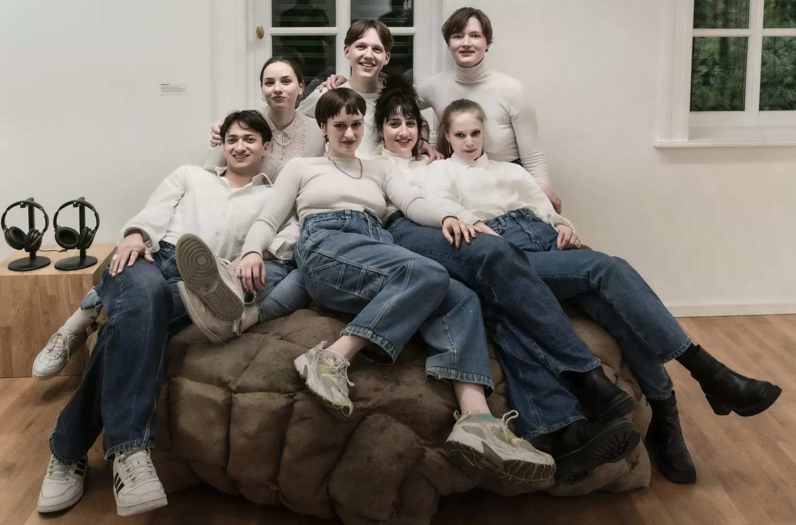 Gruppenfoto des 1. Jahrgangs, alle auf einem großen Kissen sitzend.