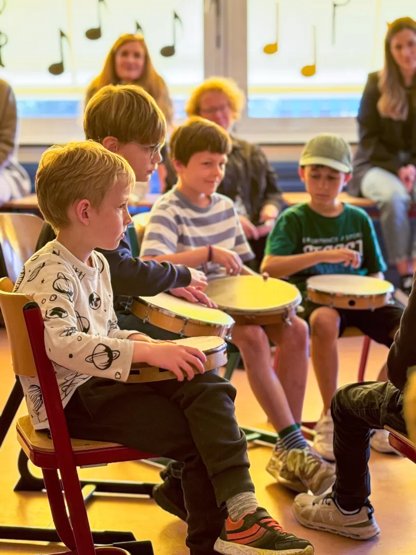 Kinder_musizierende_Jungsgruppe