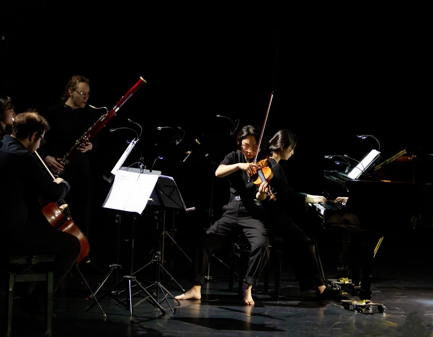 Vier Musiker*innen, barfuß, während einer Performance.